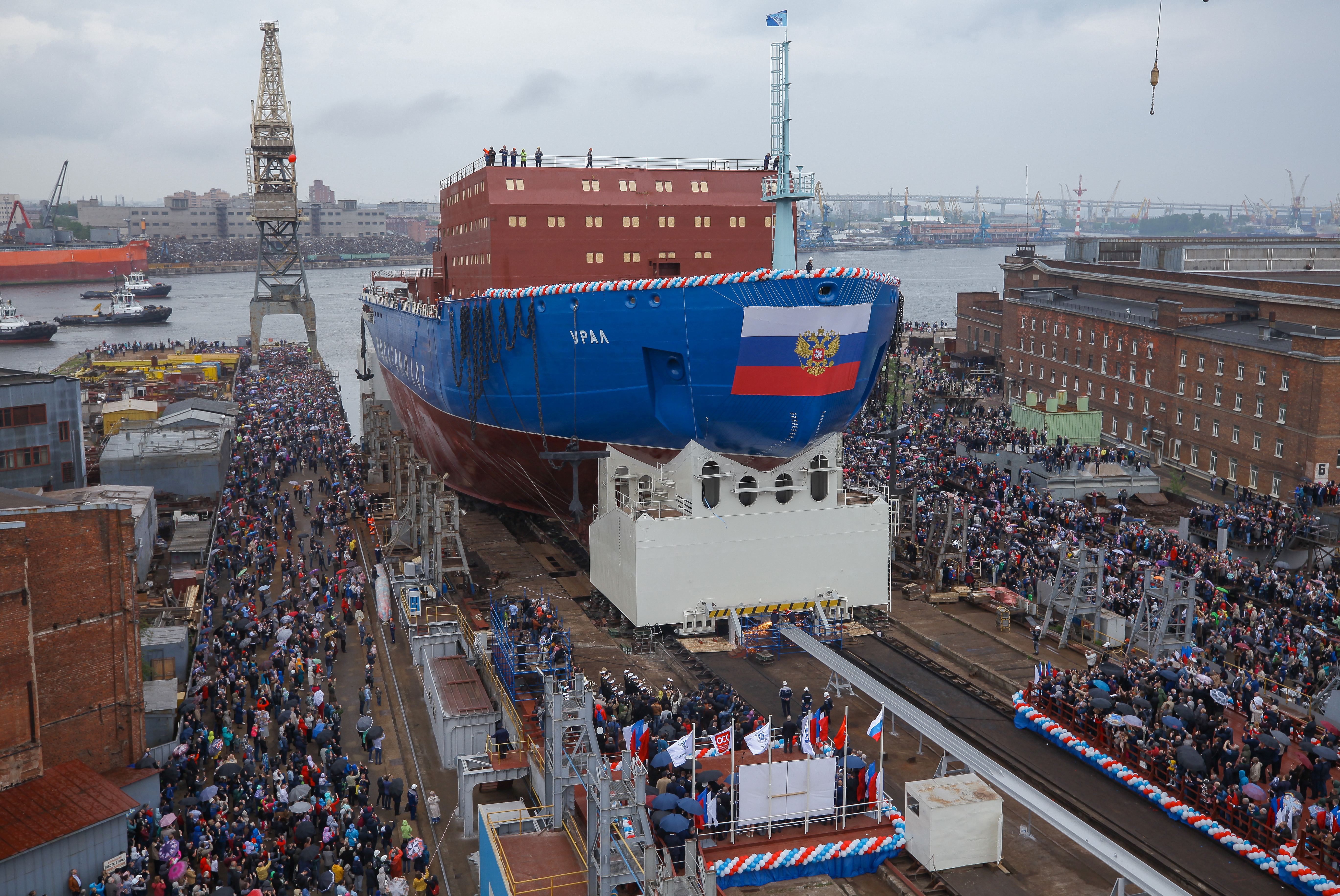 Спуск на воду атомного ледокола. Ледокол Урал 22220. Ледокол Урал Балтийский завод. Урал атомный ледокол проекта 22220. • Атомный ледокол «Урал» спустили на воду..