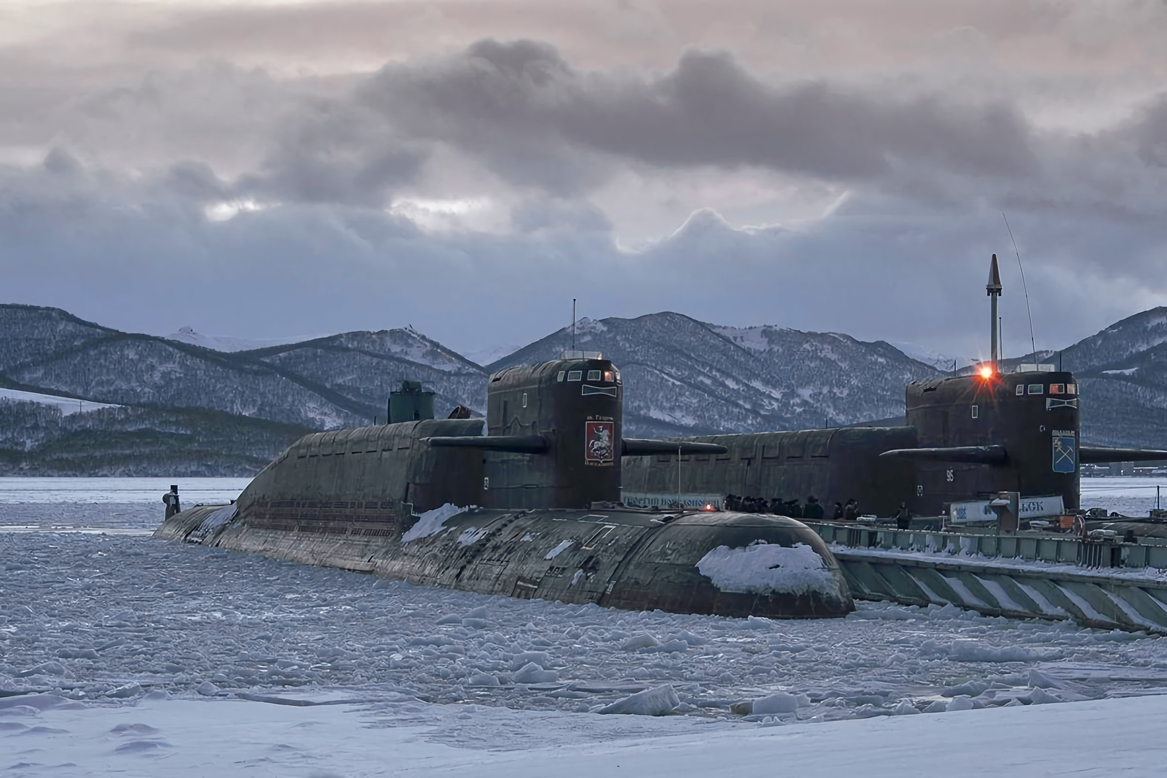 Новости подводного флота. Лиинахамари база подводных лодок 42 бригада. Лиинахамари база подводных лодок. Подводные лодки проекта 667бдрм «Дельфин».
