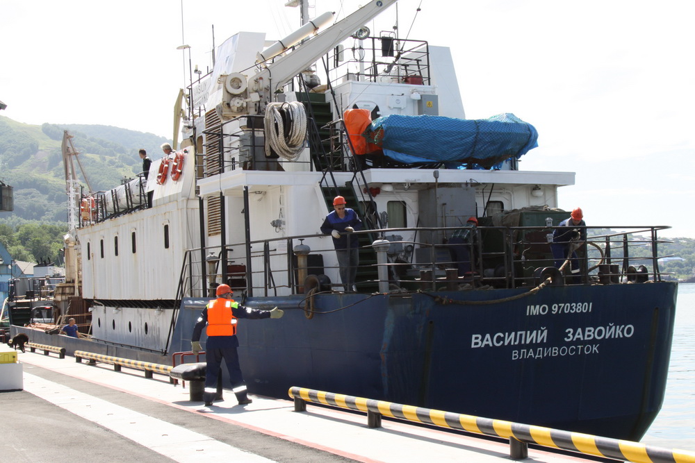 Rus shipping. Теплоход Василий Завойко. Василий Завойко судно. Судно Василий Завойко Петропавловск-Камчатский. Теплоход Завойко Камчатка.