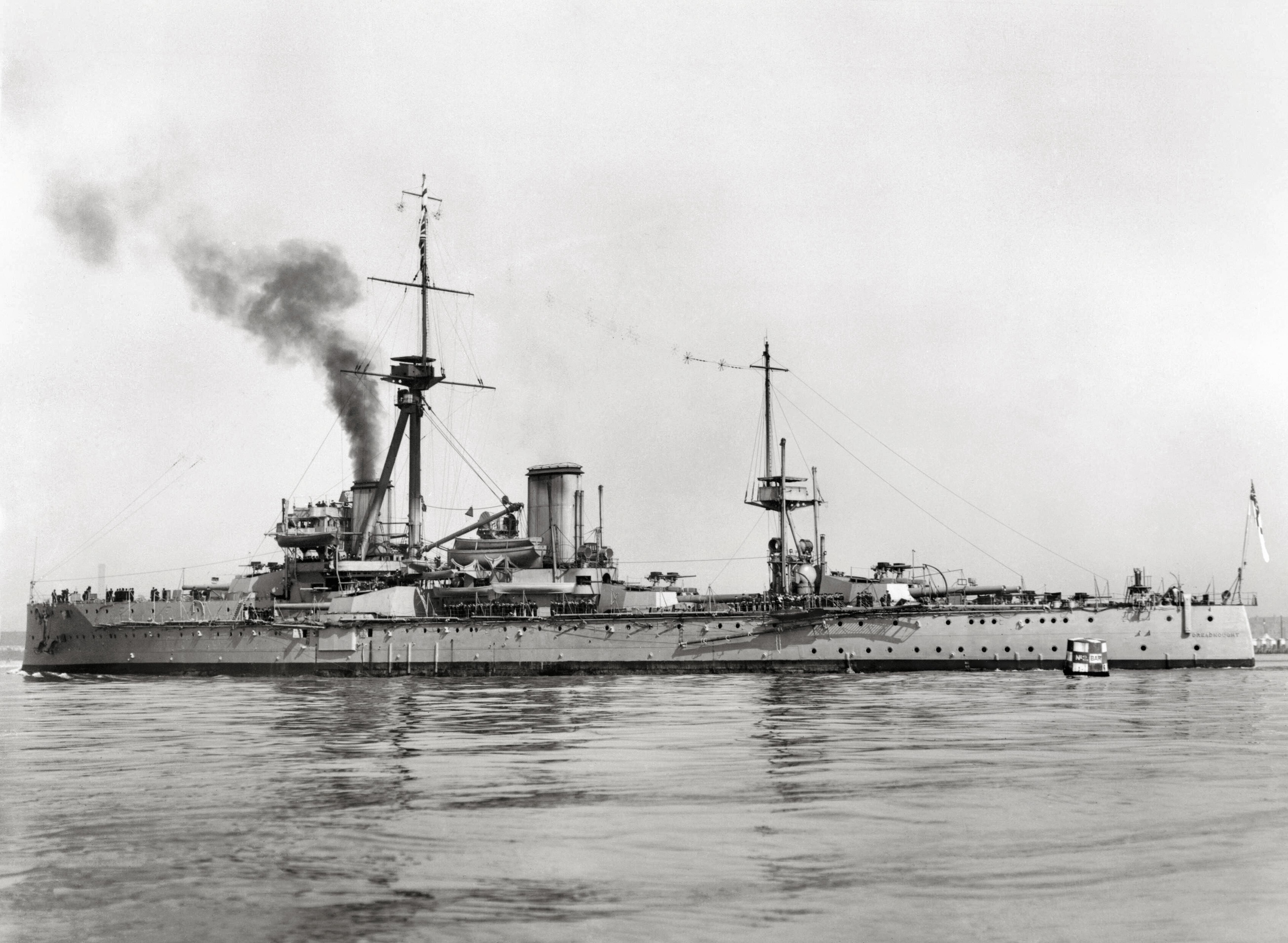 14 февраля спуск бисмарка. Дредноут британский 1906. Британский линкор HMS Dreadnought. Английский линкор 1906. Дредноут линкор 1906.
