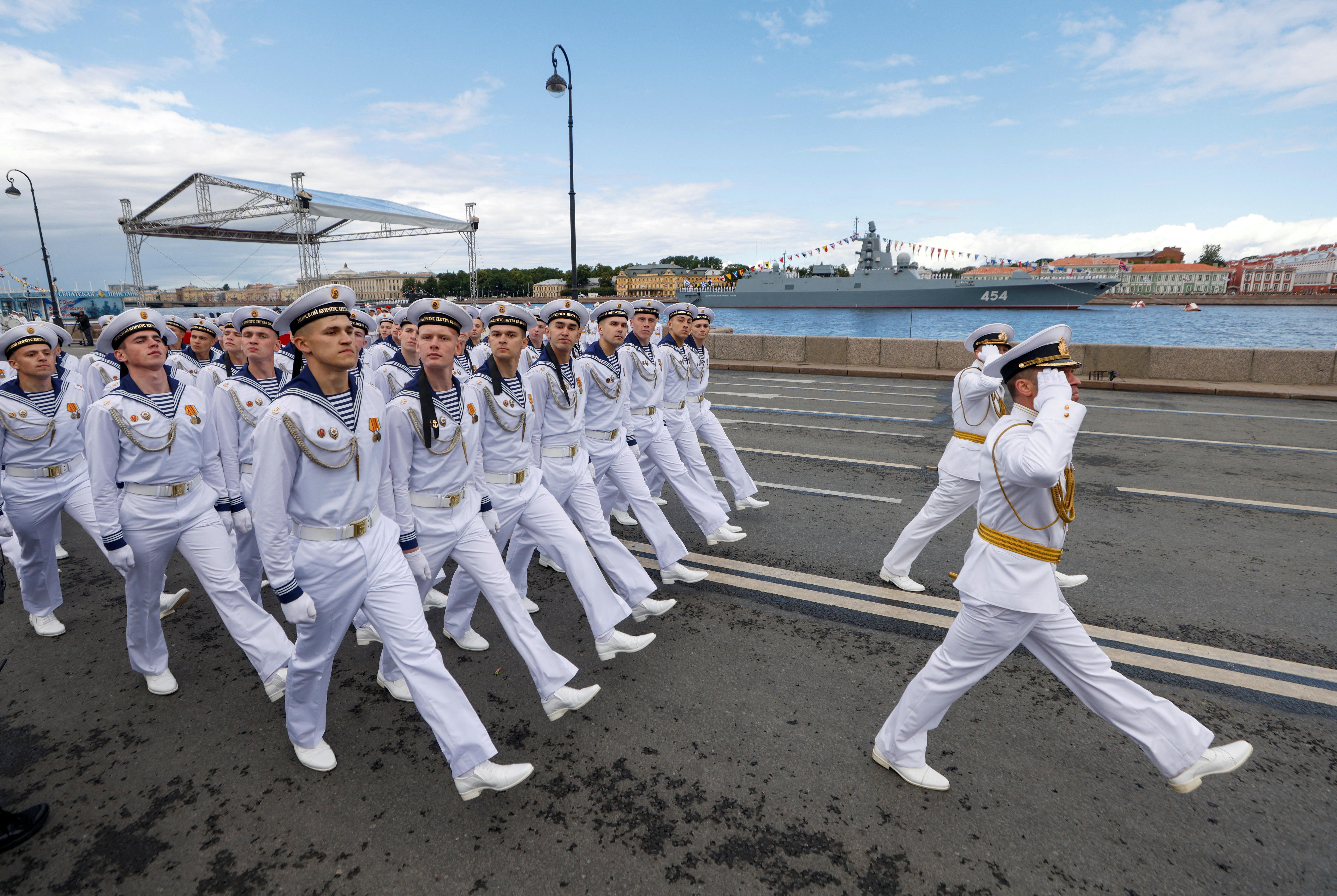 Женщины на маршируют по воде параде ВМФ на Камчатке