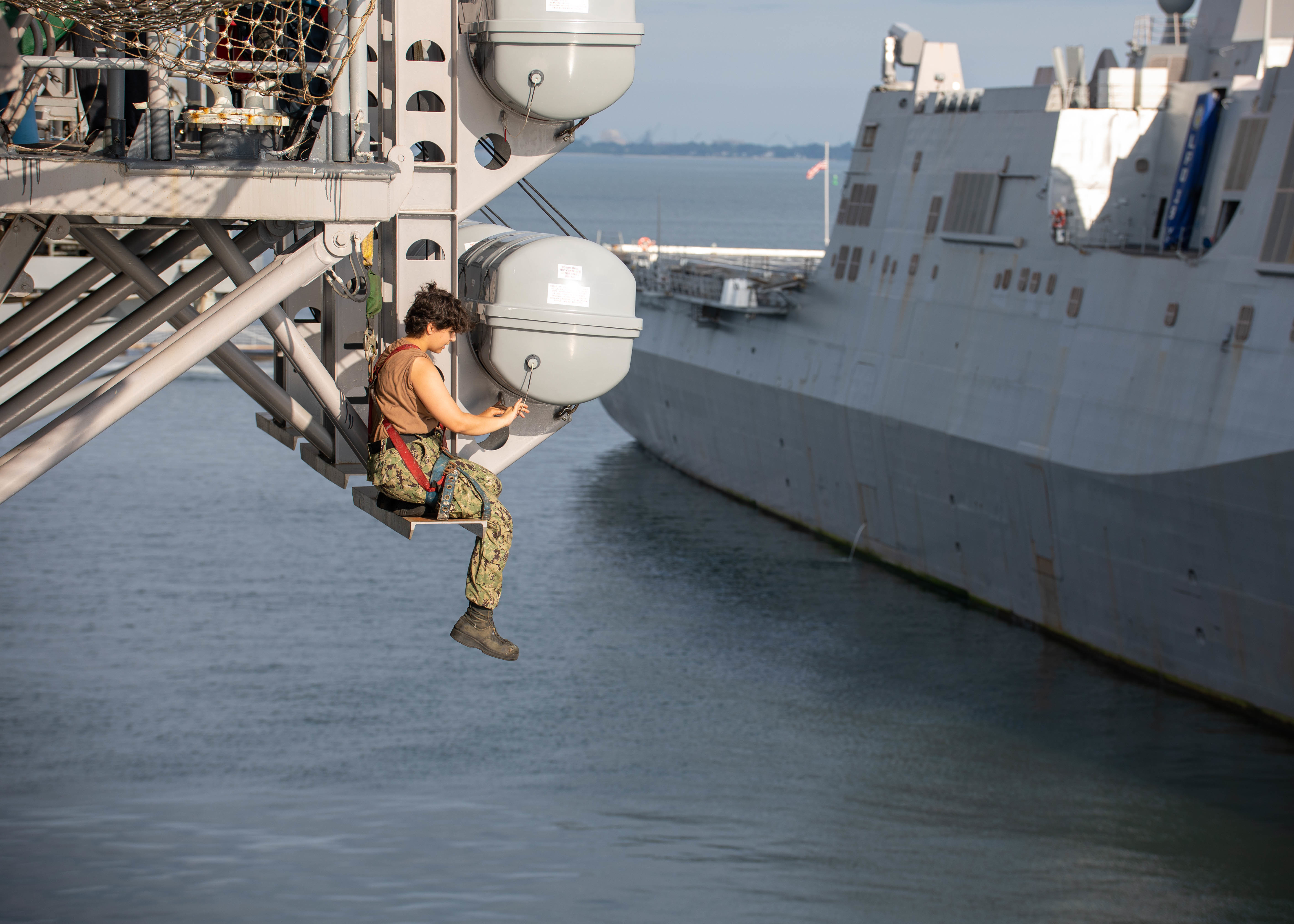 Патроны для сеткомета в рафт. USS Bataan. Сеткомет рафт. Davit Launched Liferaft.