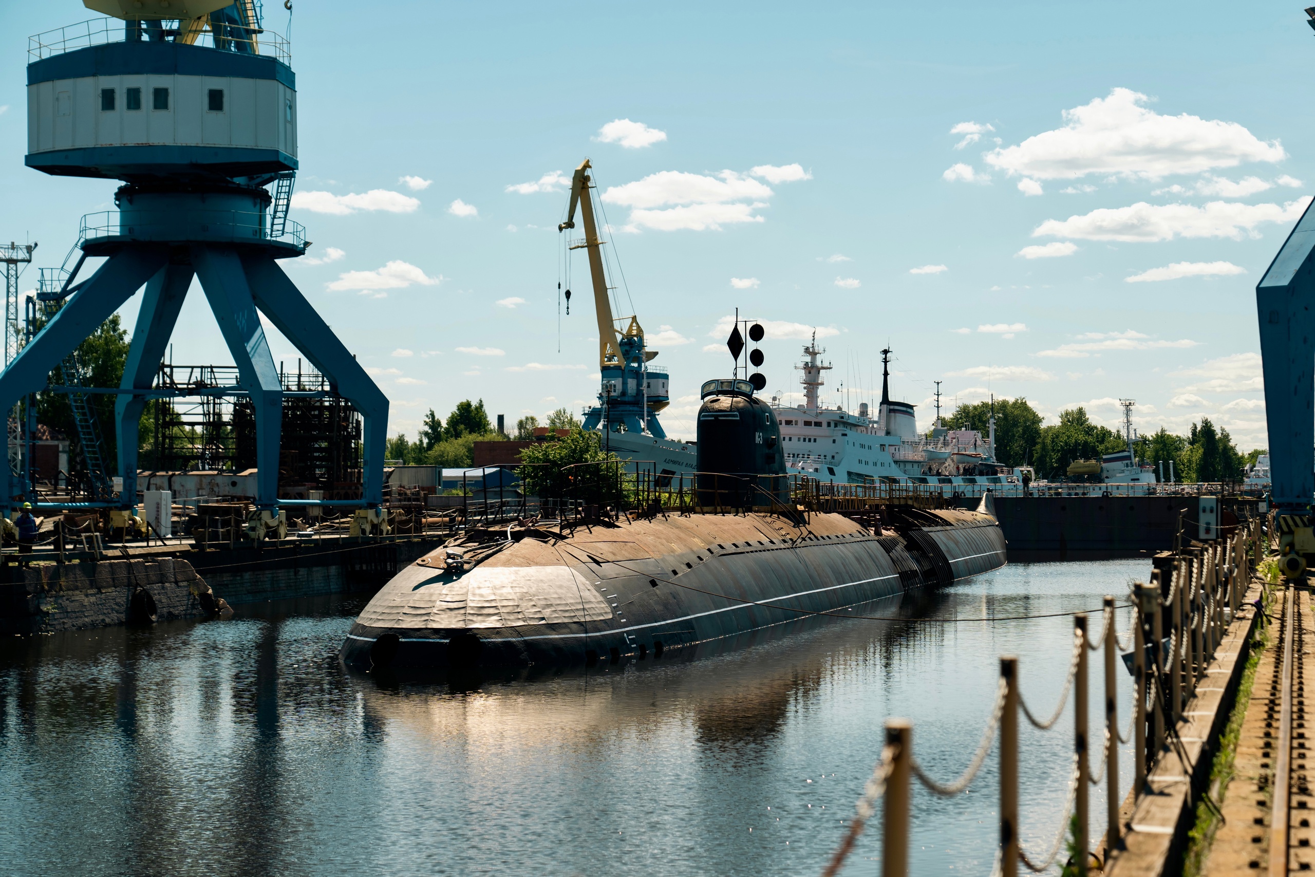 Закрывают кронштадт. Ленинский комсомол Кронштадт. Кронштадт остров Фортов подводная лодка. Подводная лодка к-3 Ленинский комсомол. Лодка к3 Кронштадт.