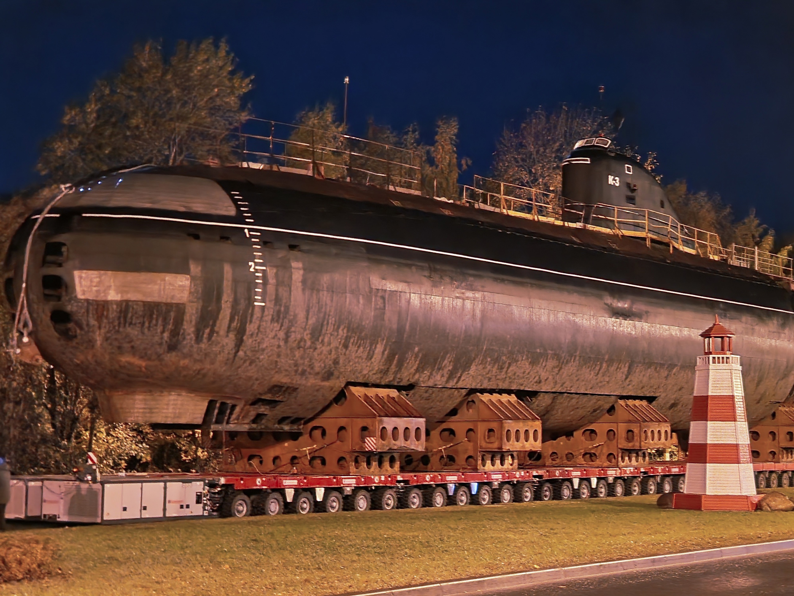 Работа музея в кронштадте подводная лодка. Ленинский комсомол подводная лодка. Атомная подводная лодка Ленинский комсомол. Музей подводная лодка в Кронштадте. Подводная лодка Ленинский комсомол в Кронштадте.