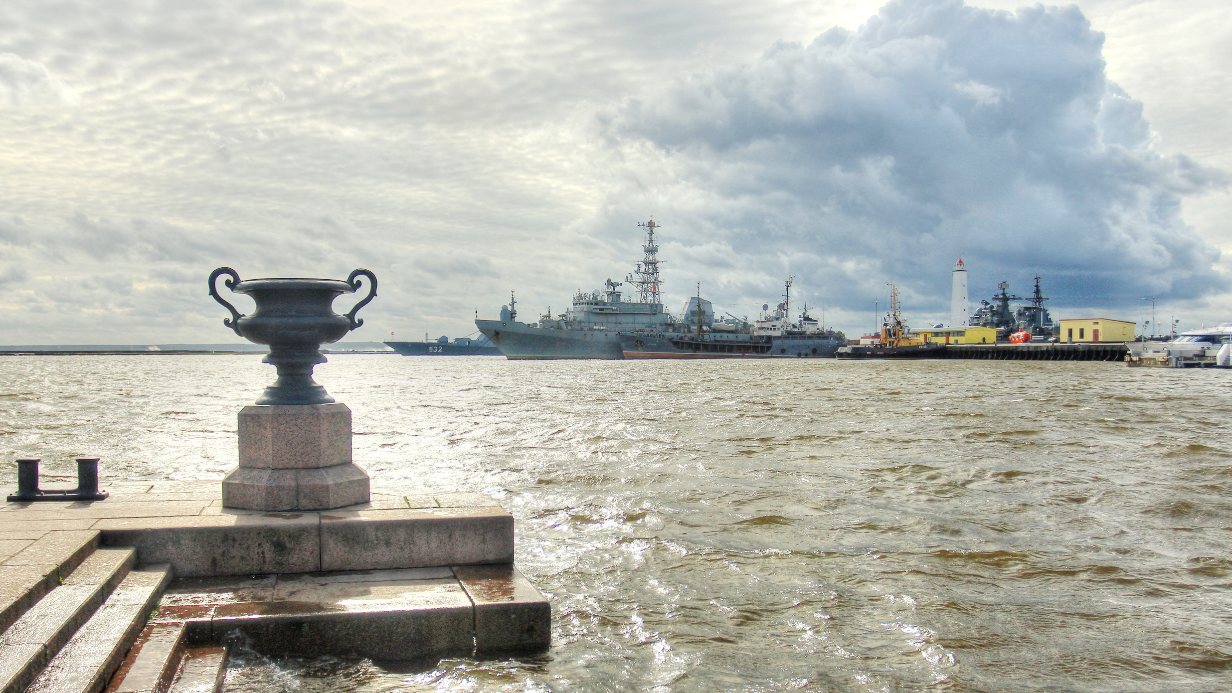 Город кронштадт. Петровская гавань Кронштадт. Петровская Пристань в Кронштадте. Петровская набережная Кронштадт. Петровский порт Кронштадт.