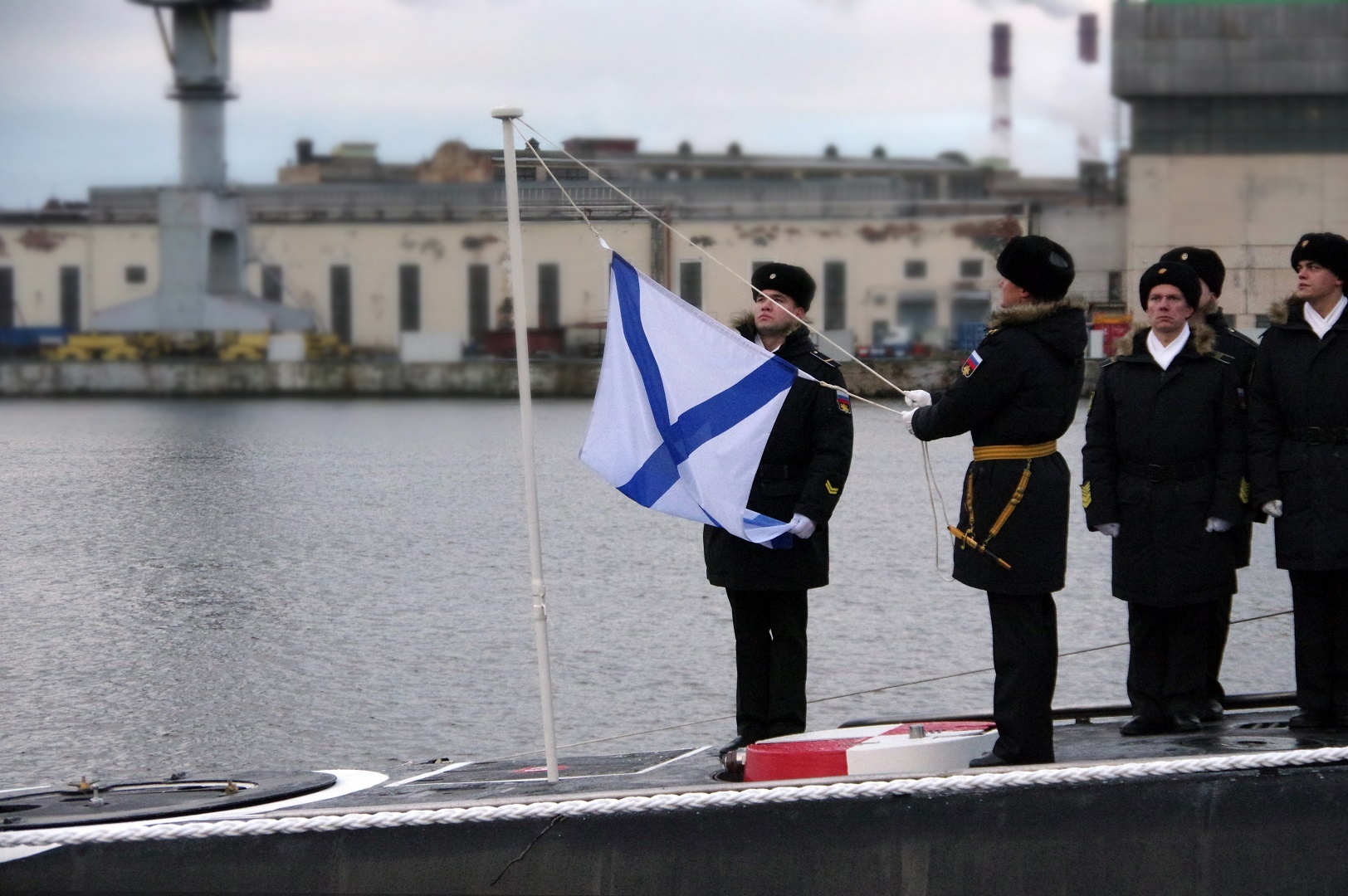 Подъем военно морского флага. Военно-морской флот России. Российские моряки. ВМФ России. Тихоокеанский флот.