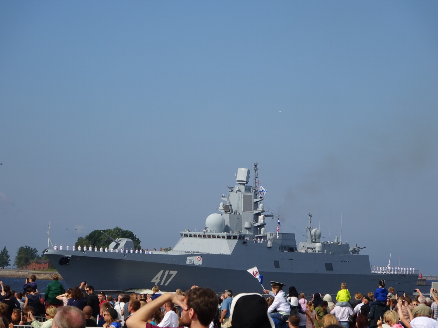 Посетивших корабль. Корабль смоленск. фото крейсера &quot; сосква &quot; на параде.